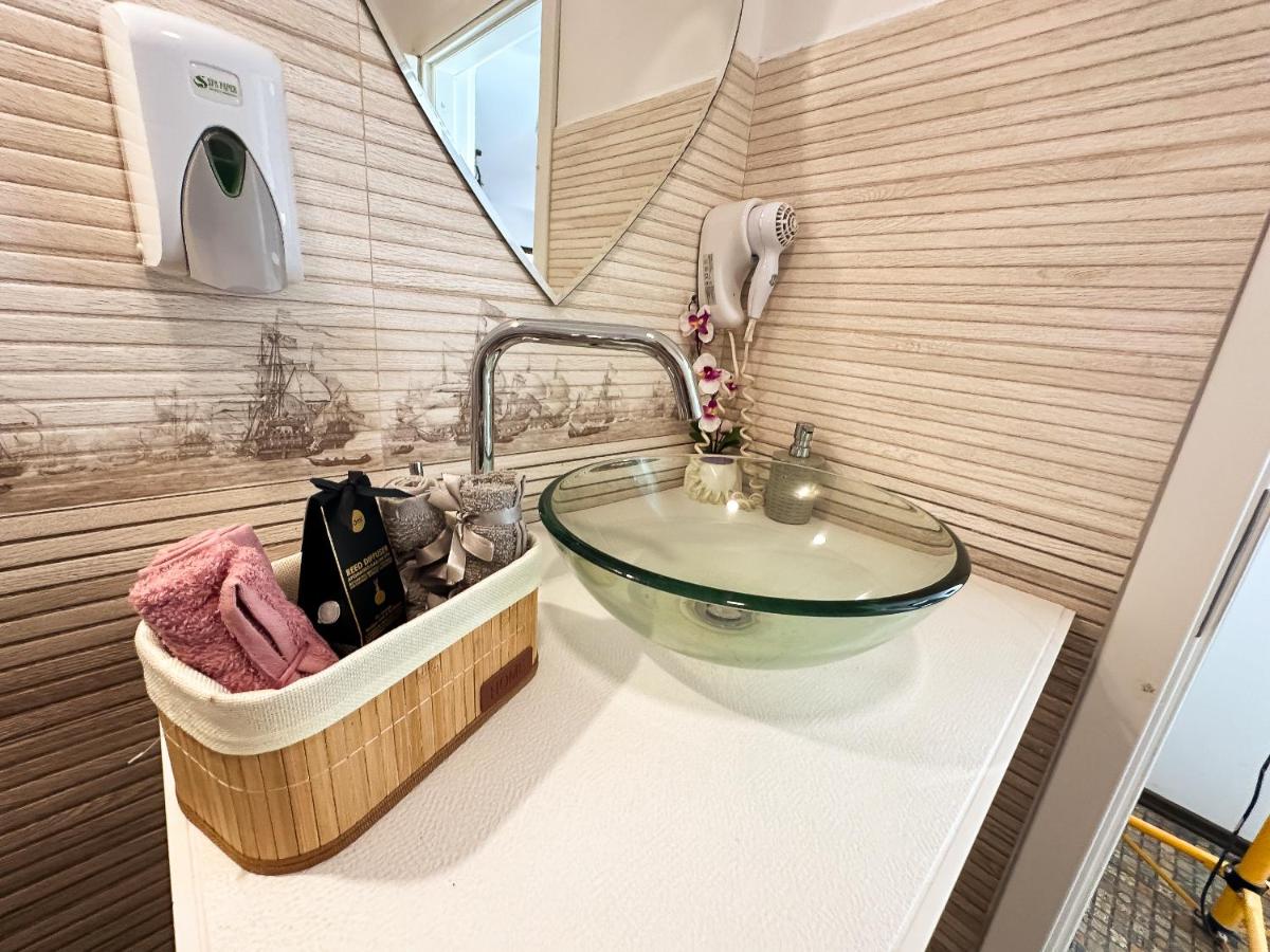 Vitamine Central Apartment - Bed and Breakfast Craiova