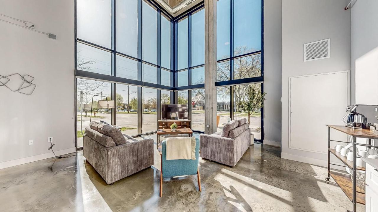 EPIC Urban Loft, 30ft Tall Windows, Next To Mayo! - B&B