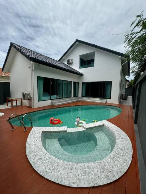 Luxury Pool Villa in Jomtien 5BD - B&B Jomtien