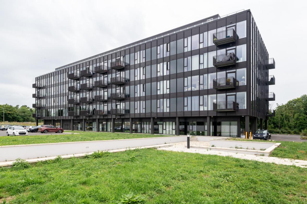 Modern Flat with Parking - Last Min Deals Available - B&B