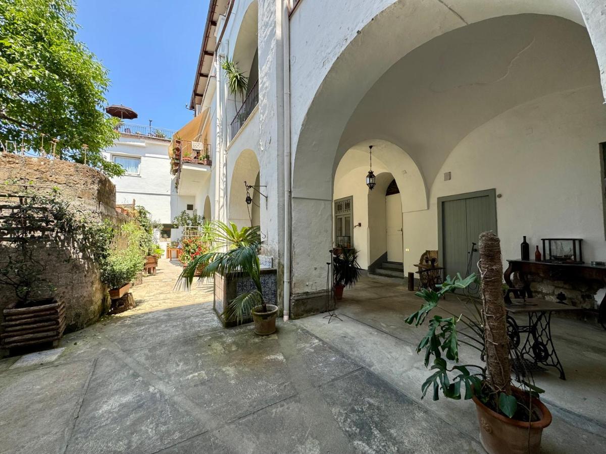 YourHome - La Famiglia Apartment - B&B Meta