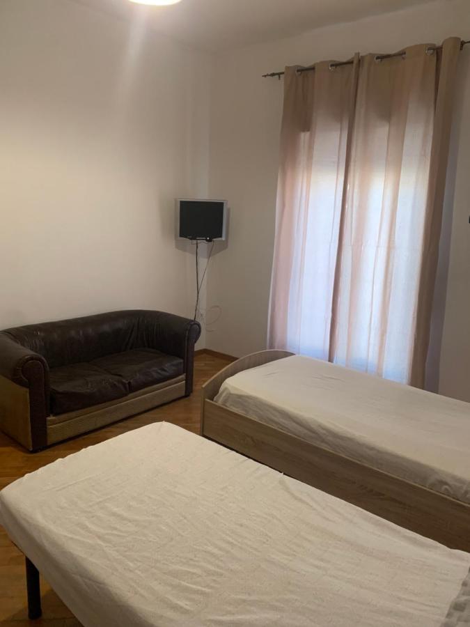 Zweibettzimmer mit eigenem Bad außerhalb des Zimmers