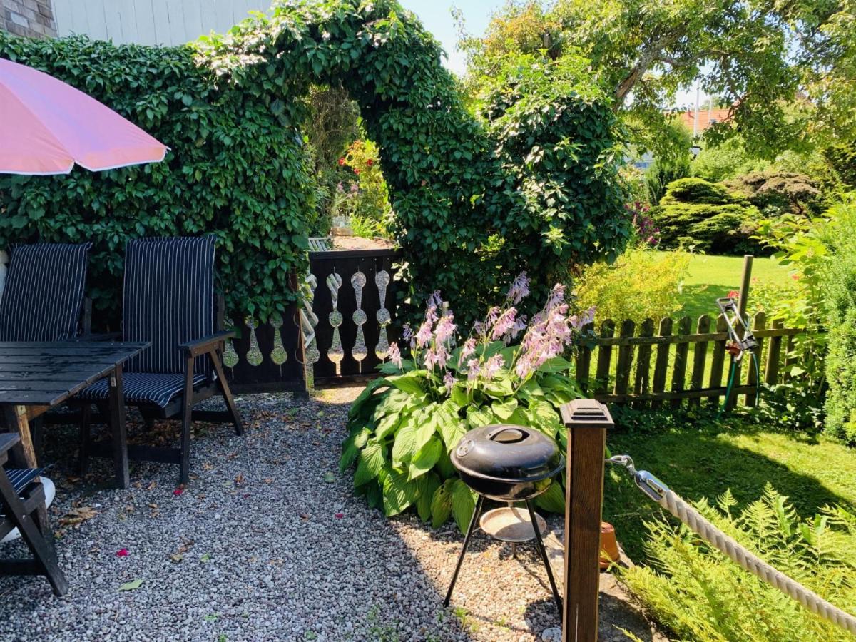 Strandnära suterränglägenhet - B&B