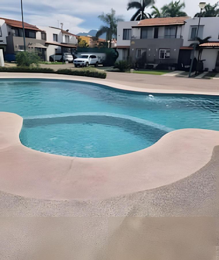Modern Pool Side, 3 Bdrm House with parking - B&B