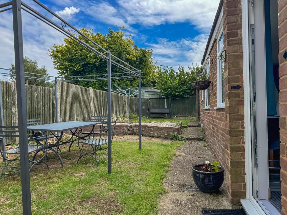 New! Cosy Garden Home, Free Parking With Smart TV & Perfect Motorway Access - B&B Rainham