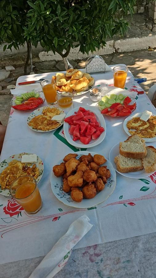 Isaraj Guest House - B&B
