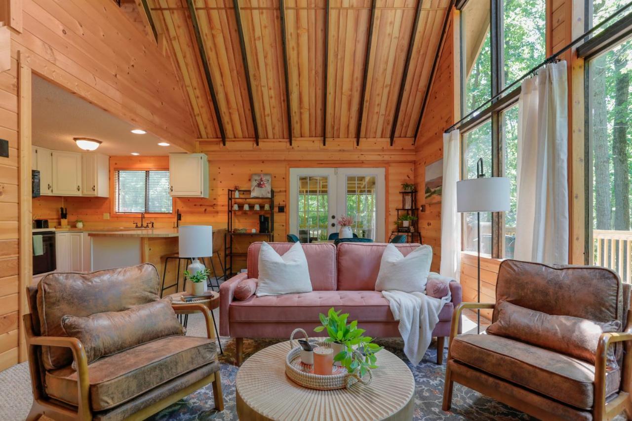 Pet-friendly A-frame W Pool, Golf, & Forest - B&B
