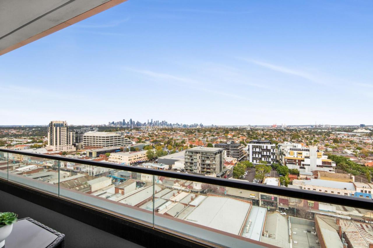Chic 1-Bed with City Views Parking Gym & Pool - B&B