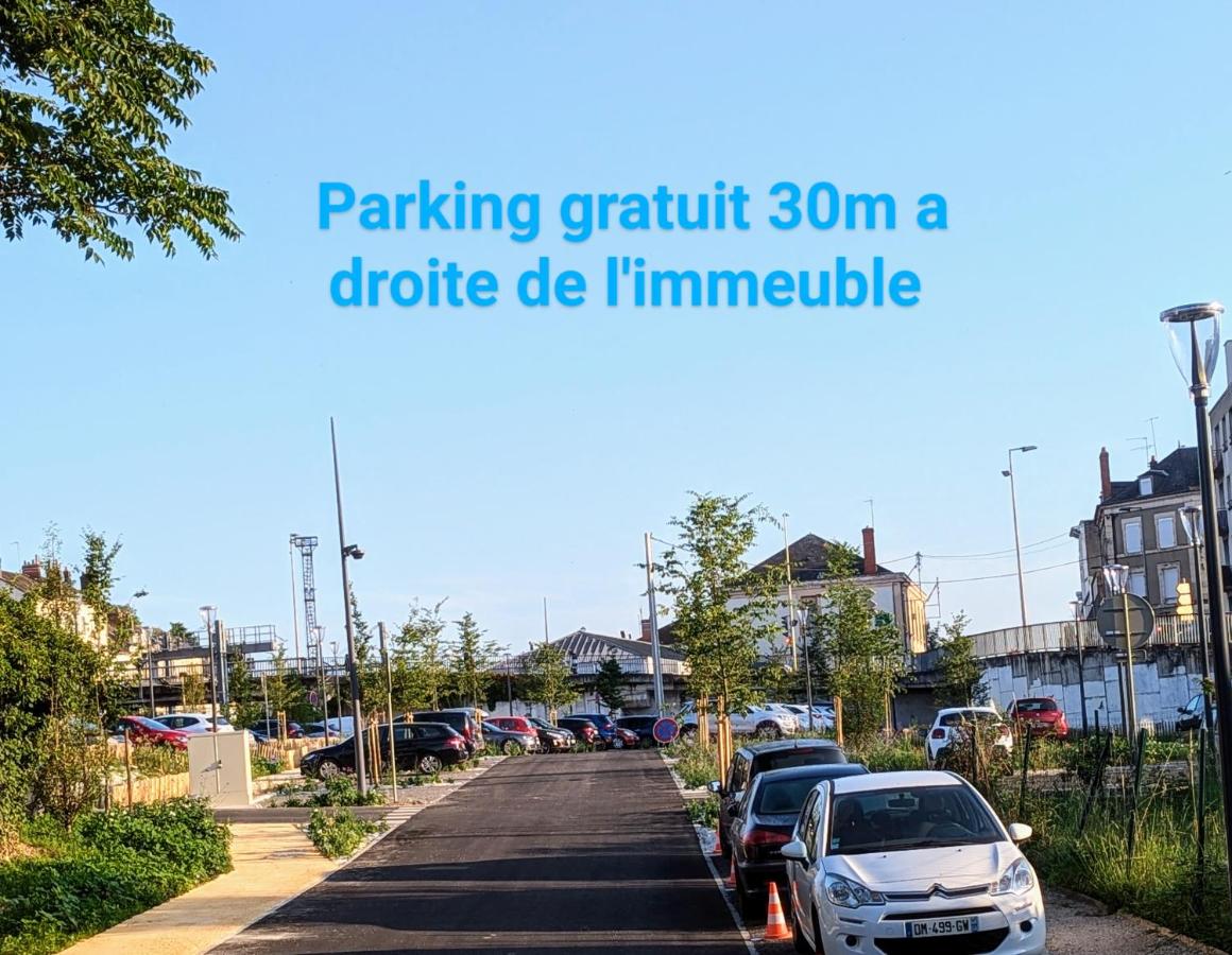 Chambre tout confort et sympa ! Et nuit calme surtout ! à pied , 5min de la gare ! de la cathédrale ! et des bords de Loire ! localisation top ! MAIS merci de BIEN lire ma présentation personelle, car le site impose la sienne, lire jusqu'à section profil - Bed and Breakfast