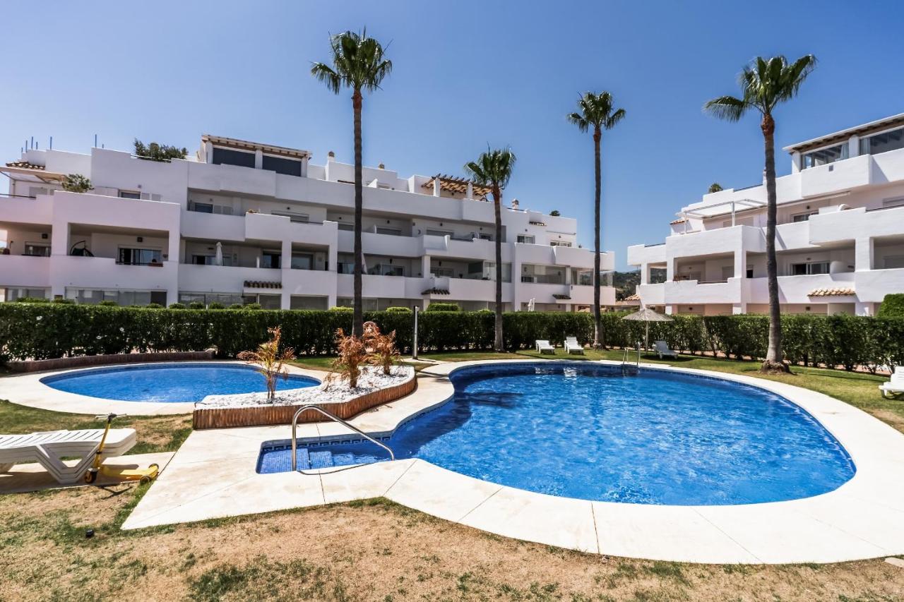 Family-Friendly Garden Apartment - Lunymar Golf Estepona, Pool & Near Beach - Chambres d'hôtes Estepona