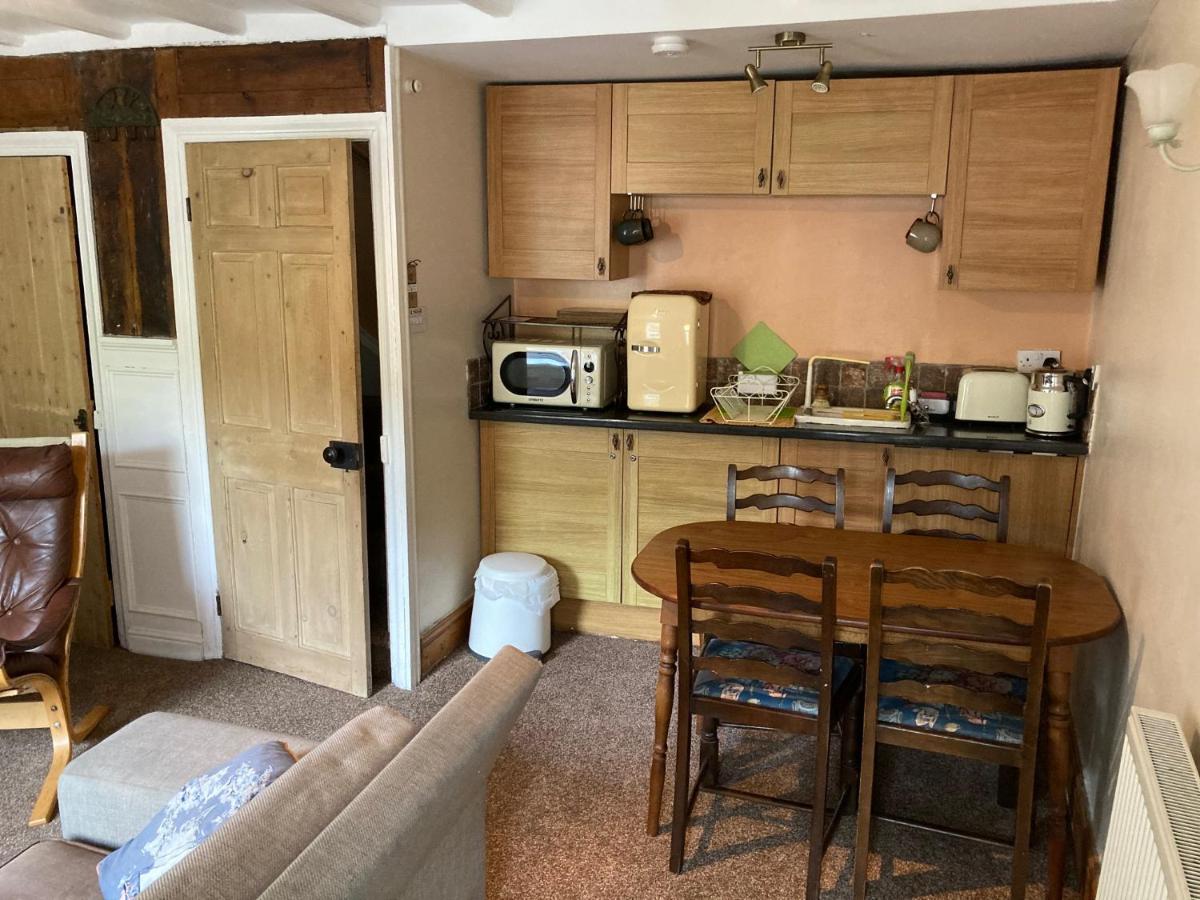 Holmedale Cottage with outdoor terrace in the heart of Robin Hoods Bay - Chambres d'hôtes Robin Hood's Bay