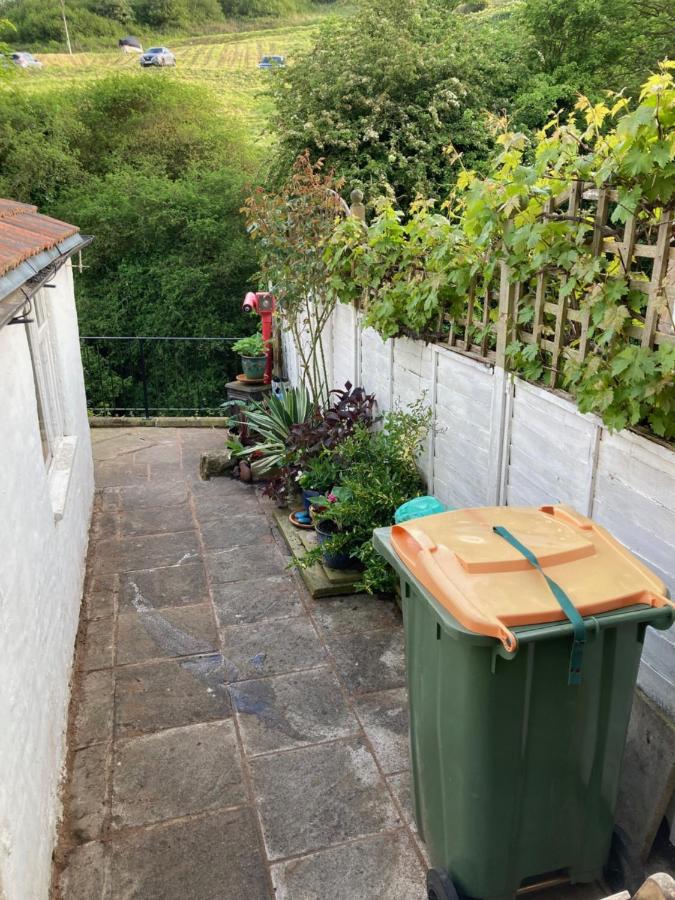 Holmedale Cottage with outdoor terrace in the heart of Robin Hoods Bay - Chambres d'hôtes Robin Hood's Bay