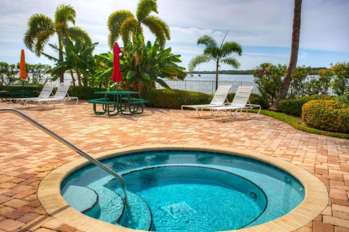 Bayview Oceanside Condo with Pool and Private Balcony - B&B St. Petersburg