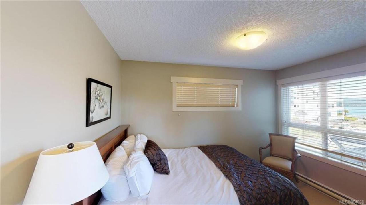Sooke Harbour Penthouse - Bed and Breakfast