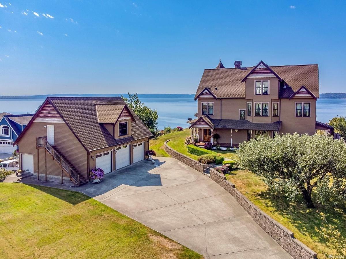 Luxury Bayfront Oasis with Private Beach Access, Near Tulalip Casino and Outlets! - B&B