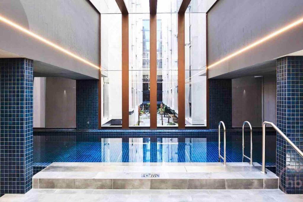 Midnight Luxe 2BR 2Bath 2Car 528 in the heart of Braddon Pool Sauna Gym Secure Parking Wifi Wine - Ferienwohnung