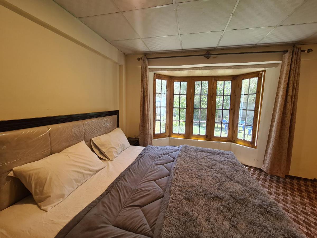 Zimmer mit Kingsize-Bett und Bergblick