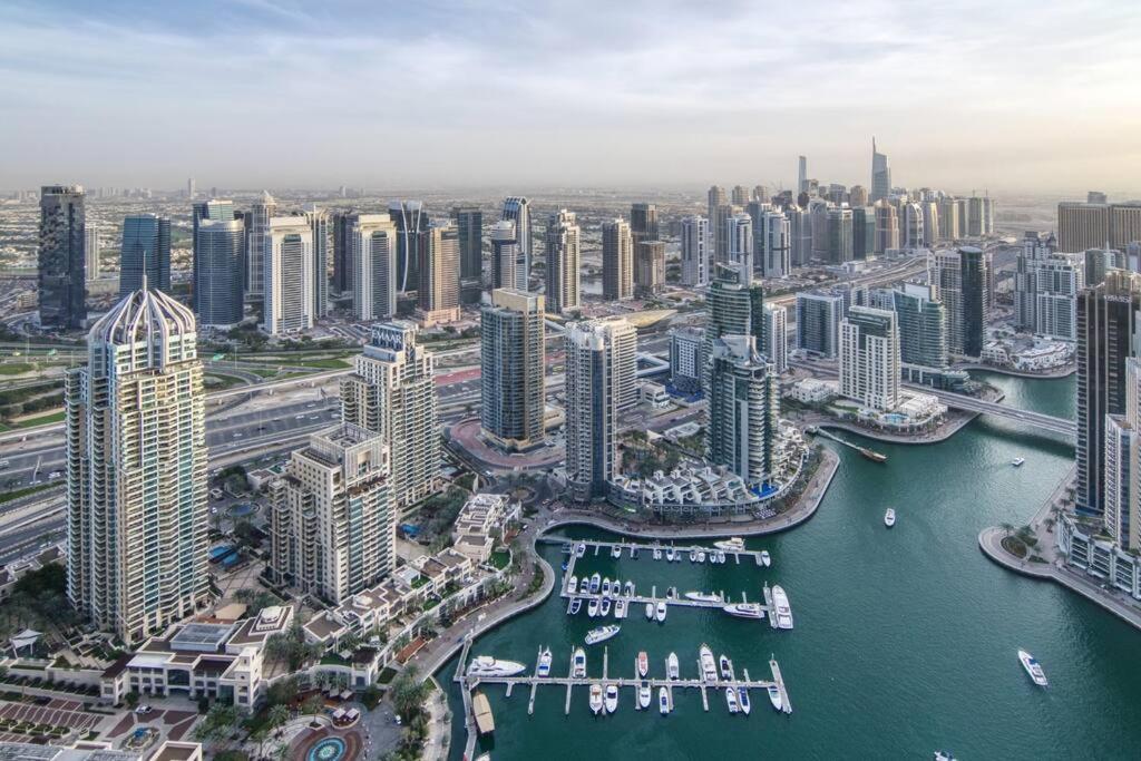 Stylish 3BR Apartment in Dubai Marina with Pool, Gym, and Views - B&B Dubai