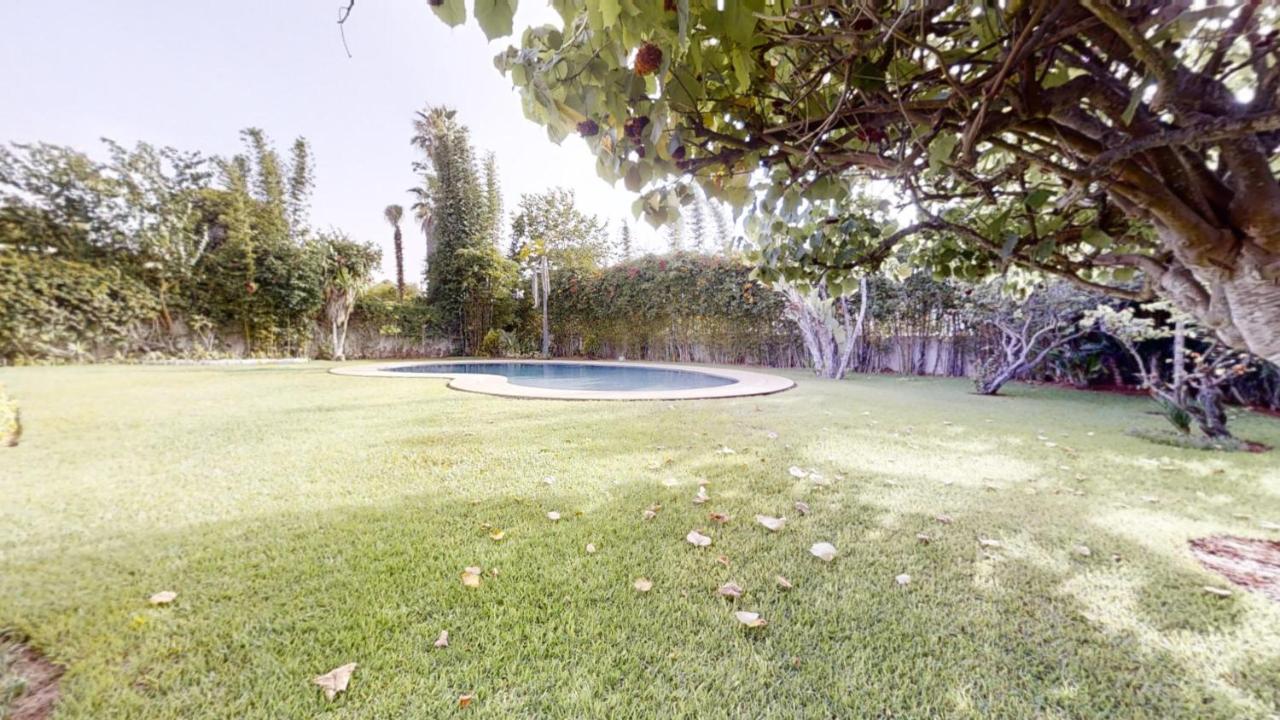 Villa 44- Superbe Villa Moderne 7 chambres, 2500m2, piscine, cinema, clim , meublee - B&B Rabat
