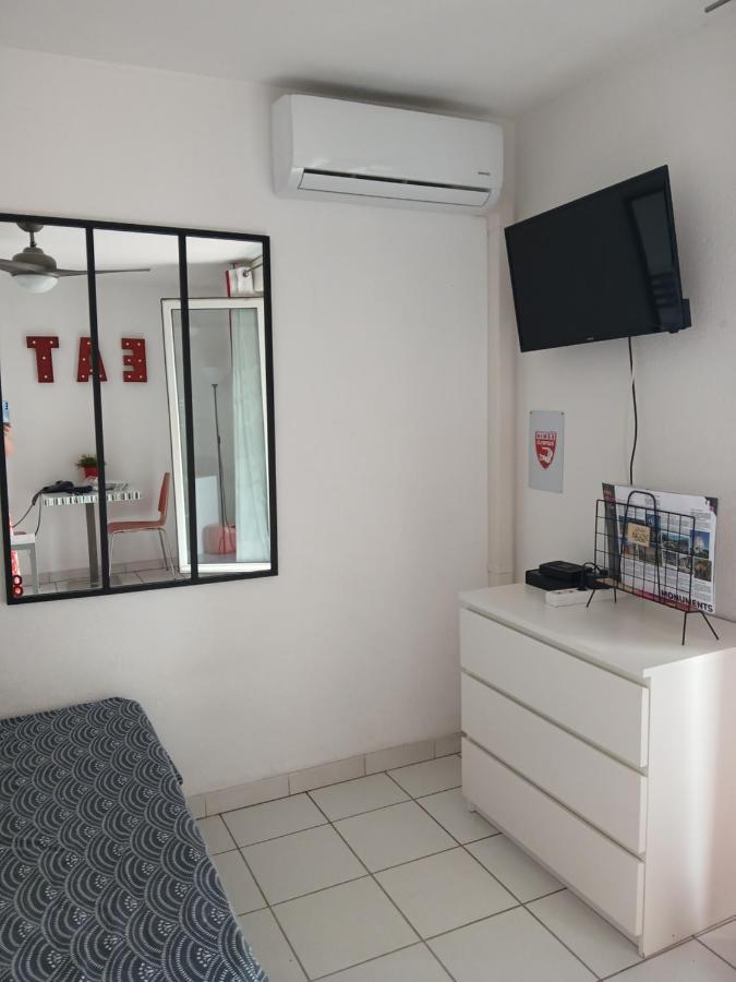 studio costieres climatisé parking gratuit lave linge loggia - B&B Nimes