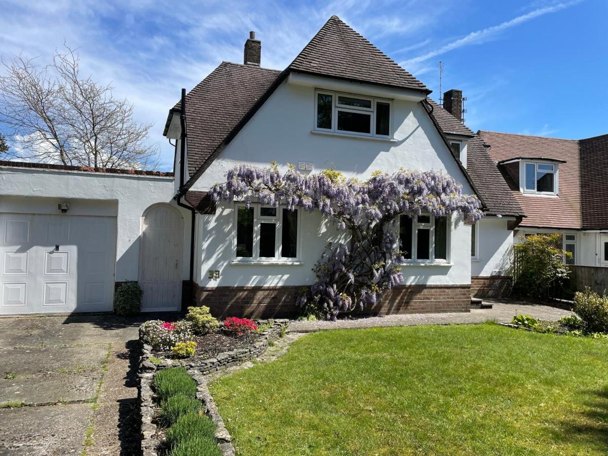 Charming Bournemouth house with beautiful spacious gardens, 5 min drive to beaches, free parking for 2-3 cars - Chambres d'hôtes Bournemouth