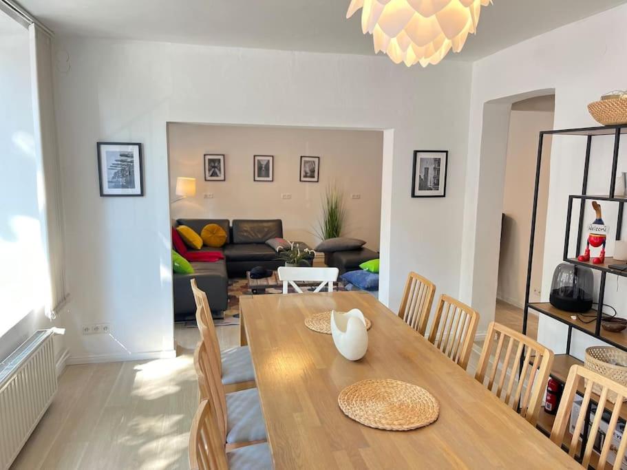 Gemütliche, große 6-ZKB,EG-Wohnung im Herzen Eimsbüttels-2WC&2Duschen - Bed and Breakfast