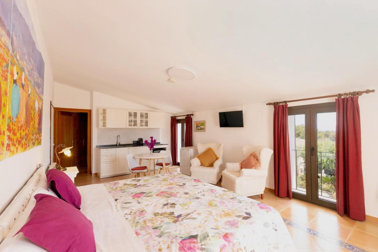 Estudio con terraza y vistas al jardín