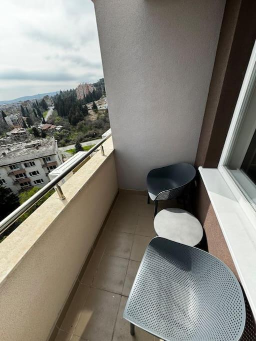 Family and Business apartment with free street parking - B&B
