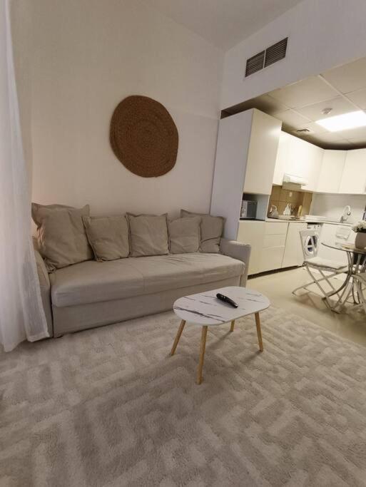 Modern Studio Oasis - Skyline Views, Private Balcony & Workspace - B&B