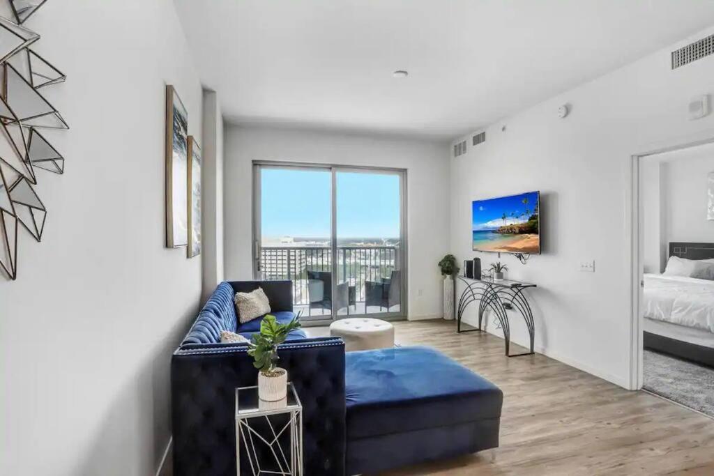 Urban Chic 1BR Downtown Tampa Pool & Balcony Views - B&B