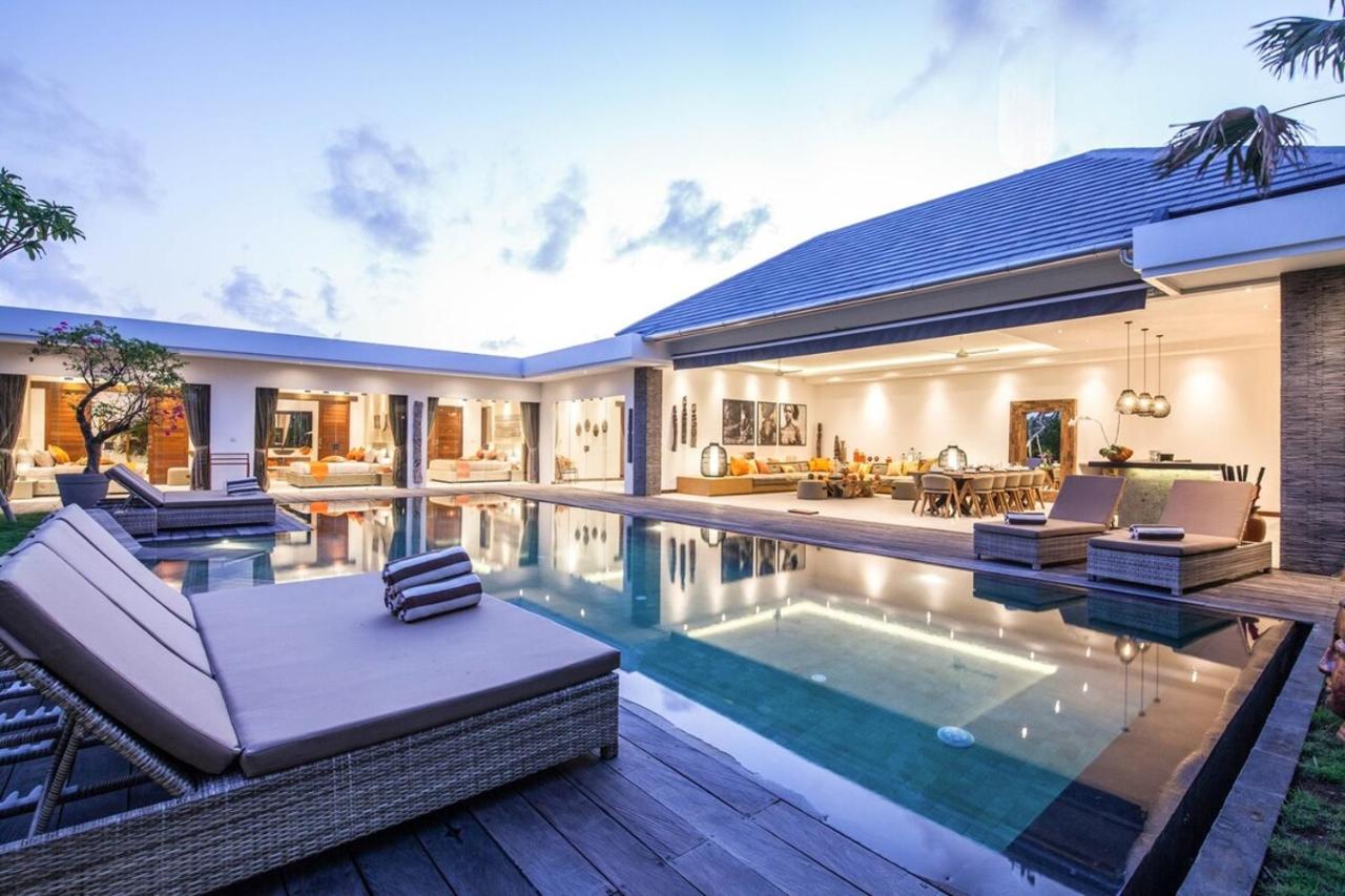 Stunning 6 Bedroom Villa Only 400m To The Beach - Bed and Breakfast Canggu