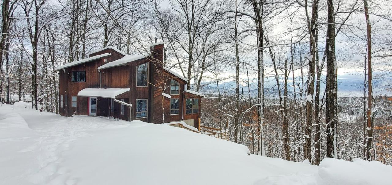 5 Star Gorgeous Cliffside Chalet with Panoramic Views - B&B
