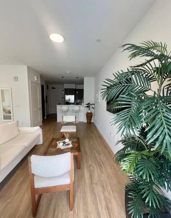 Stylish Downtown Studio Views & Top Amenities - B&B