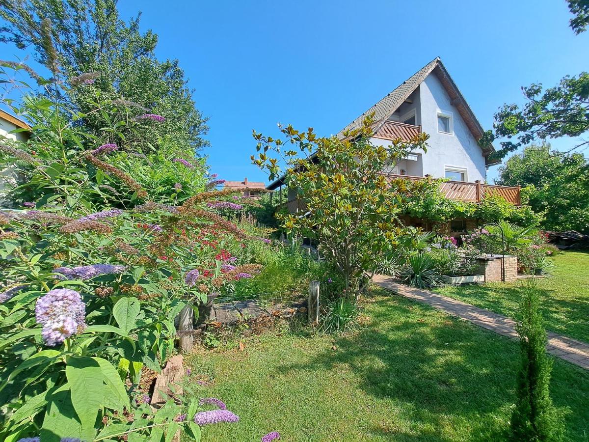 Borostyán Ház - Bed and Breakfast