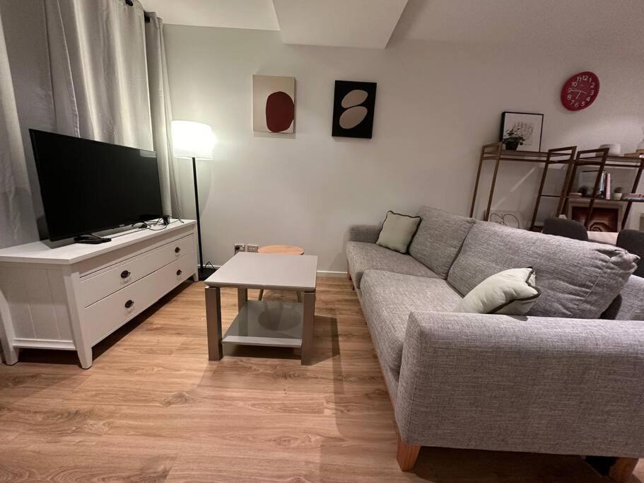 City Apartment with SKY Tower view - B&B