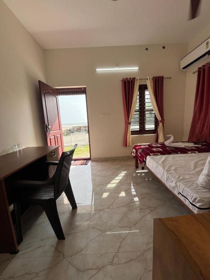 Deluxe Double Room with Side Sea View
