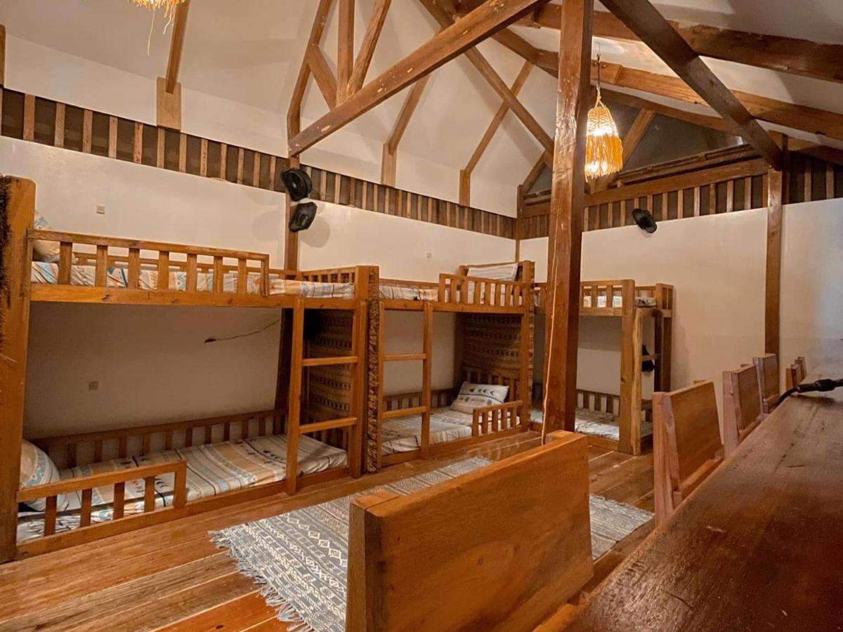 Posto Letto in Dormitorio con 10 Letti