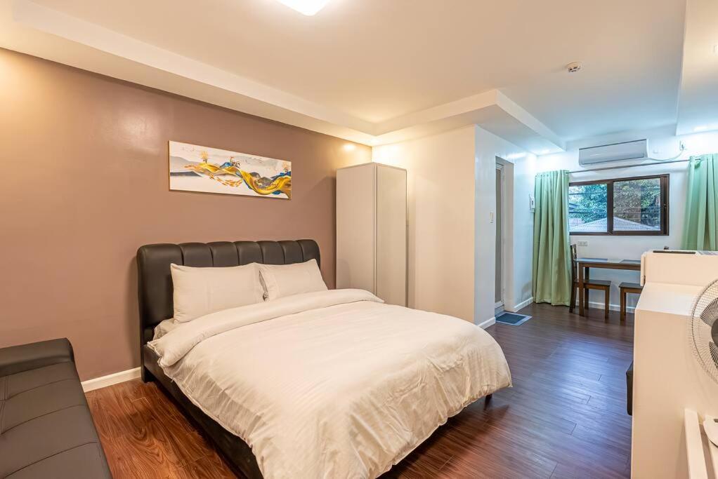 Vincent Resort room 204 with Netflix Pool Housekeeping! - B&B