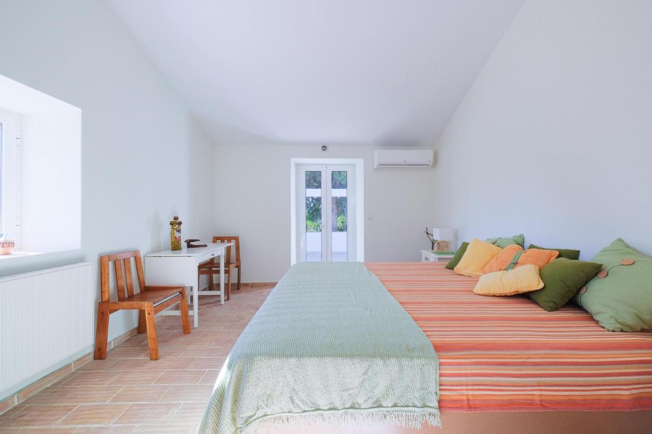 Zimmer mit Kingsize-Bett und Gartenblick. 