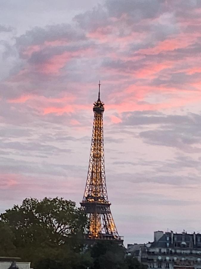 View Eiffel Tower - Bed and Breakfast