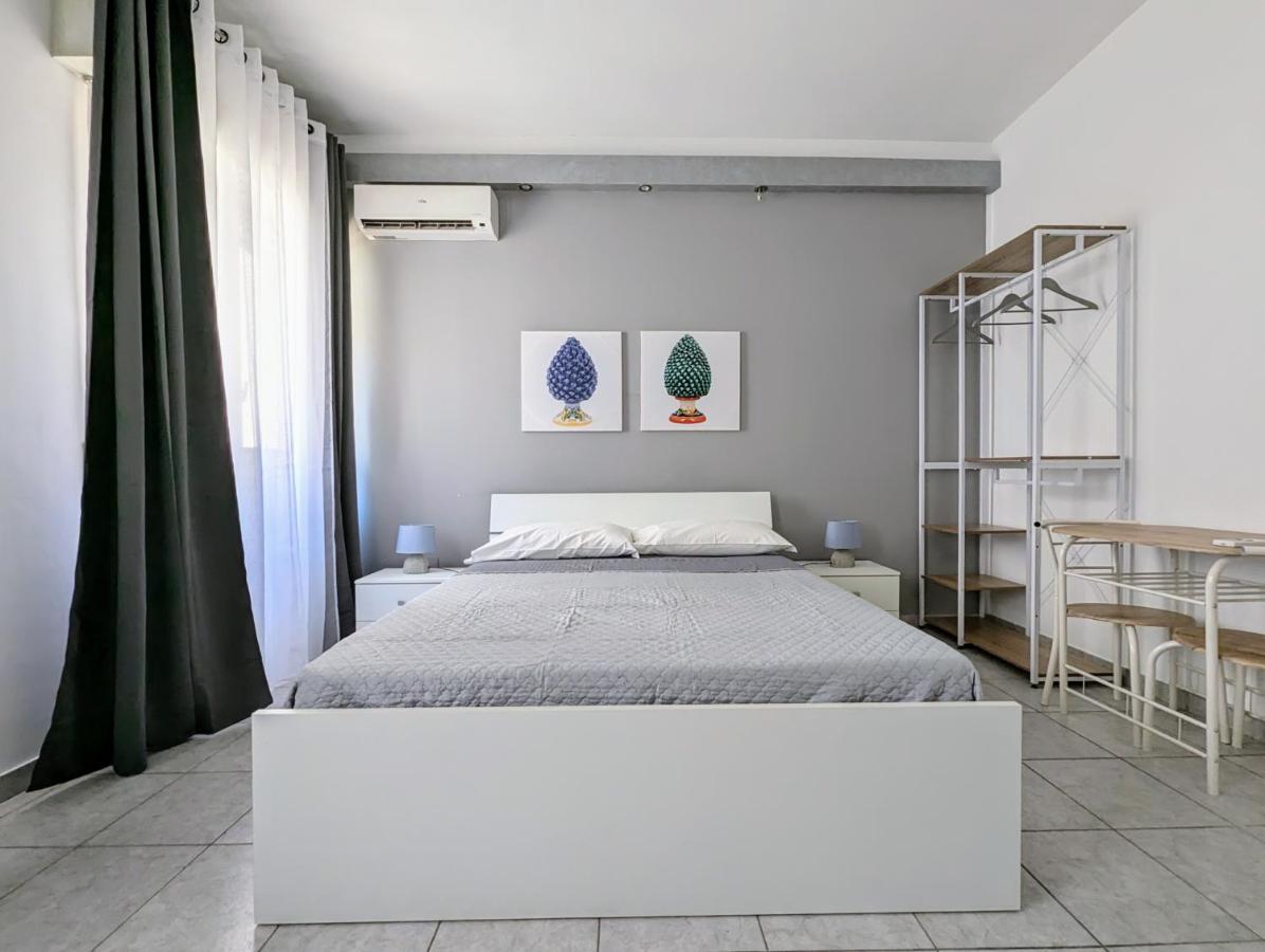 Zimmer mit Kingsize-Bett und Gartenblick.