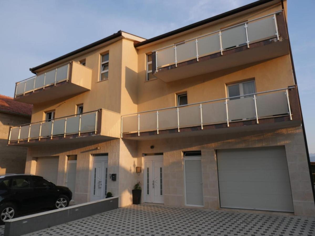 ShadesOfBlue M & M Sleeps 4 with Pool - B&B Imotski