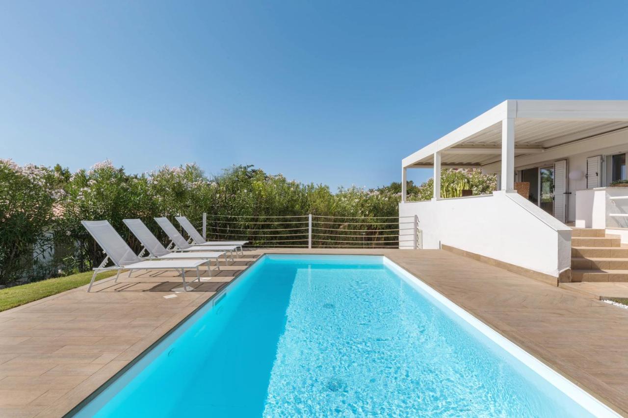Villa Angelina con piscina e giardino privato a pochi passi dalla Spiaggia di Campus - B&B