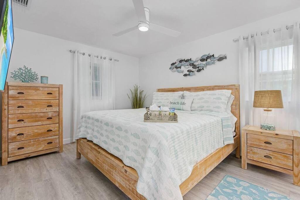 Naples-Resort Style Pool Home - B&B Naples