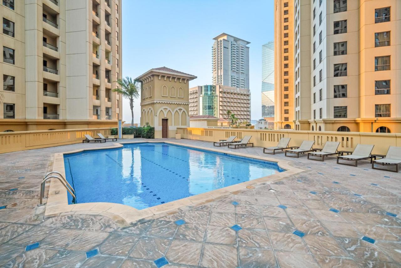 Spacious 5BR Apt with Maid's Room on JBR Beach Near Mall and Metro - By Sunkissed Holiday Homes - Bed and Breakfast Dubai