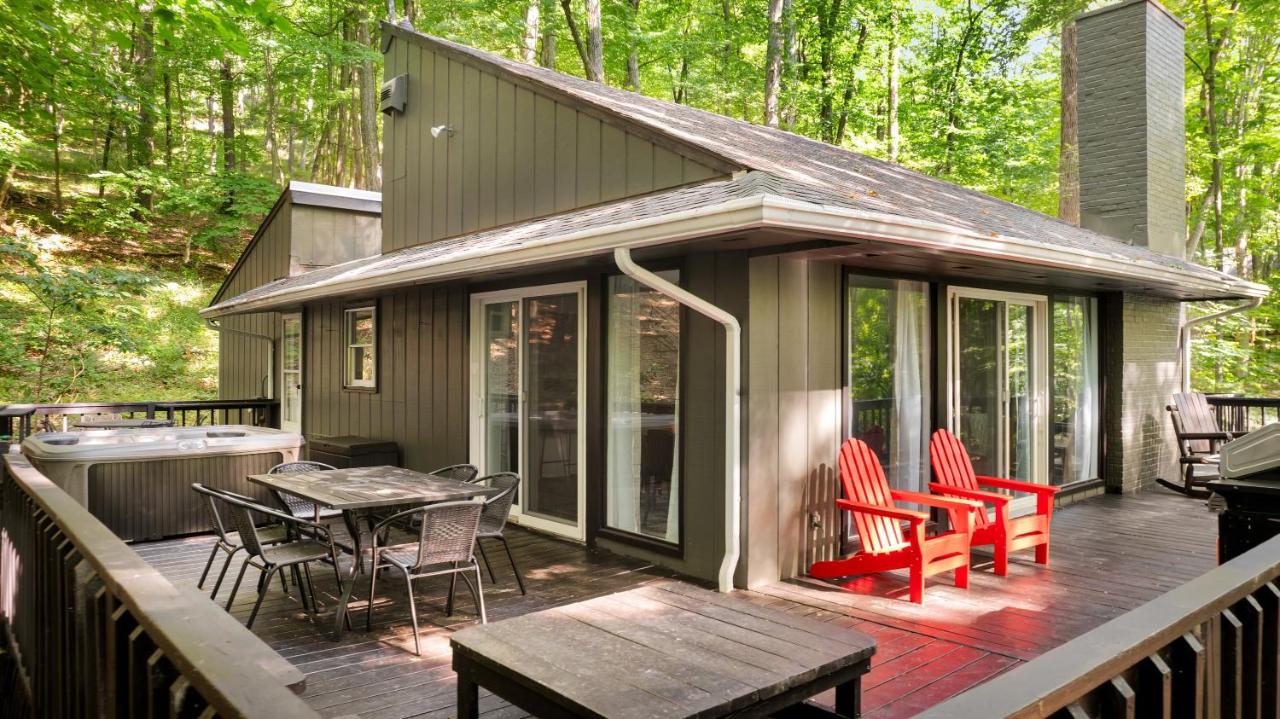 Cabin w Hot Tub, WiFi, Deck, Grill & Dog-Friendly! - Chambres d’hôtes