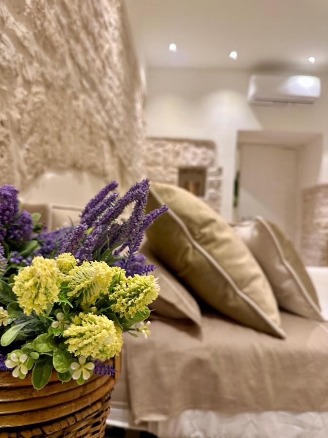 Zimmer mit Queensize-Bett und Whirlpool-Badewanne
