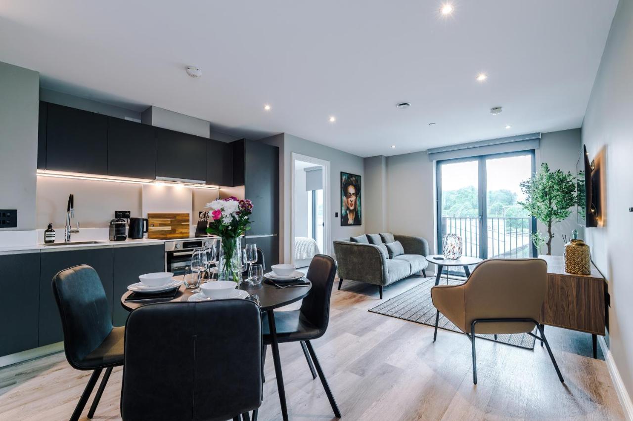 Stylish Leeds City Centre Flat - Free Parking - B&B