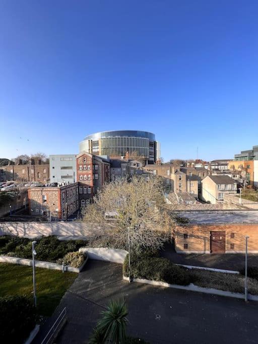 Modern apartment 10min from City Center with parking - Bed and Breakfast