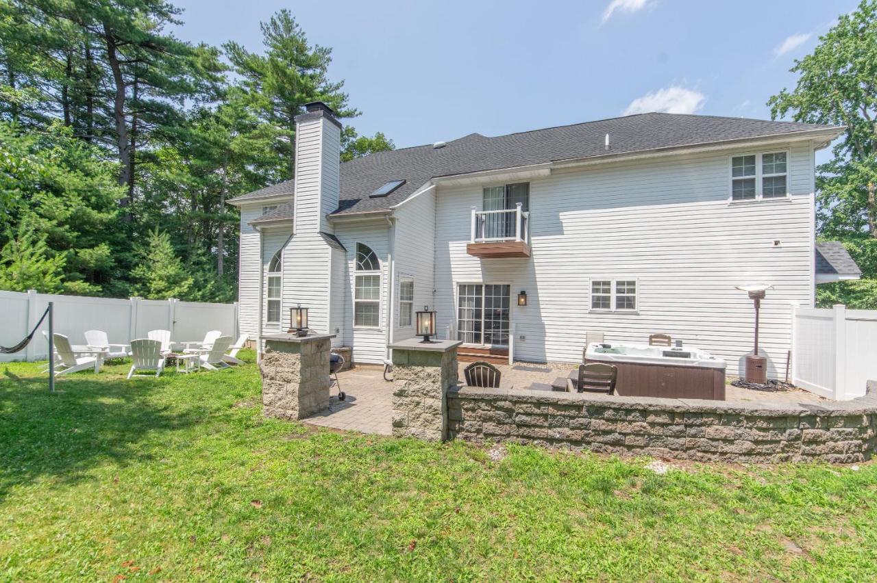 Luxury-Hot Tub-Beautiful Kitchen-King Bed Suite-Game Room-Fenced Yard-Fire Pit-BBQ - B&B